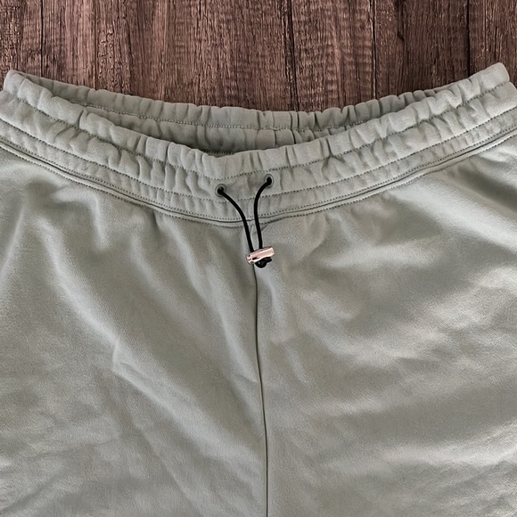 Nike Men's Cargo Short with Drawstring Clasp - Size Large - Picture 2 of 7